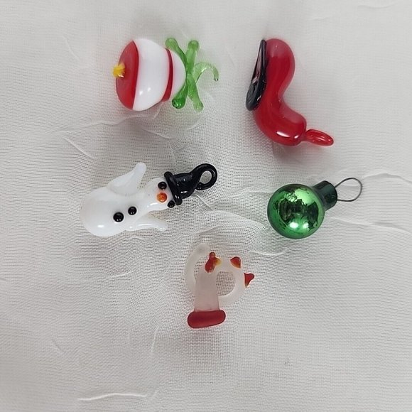 4" Solid Green Art Glass Christmas Tree with 5 Tiny Art Glass Ornaments - Picture 7 of 7